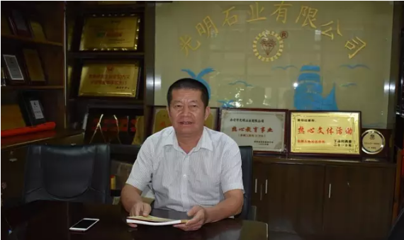 開手扶拖拉機起家的黃明經(jīng)，如何成為南安石材人敬重的前輩？