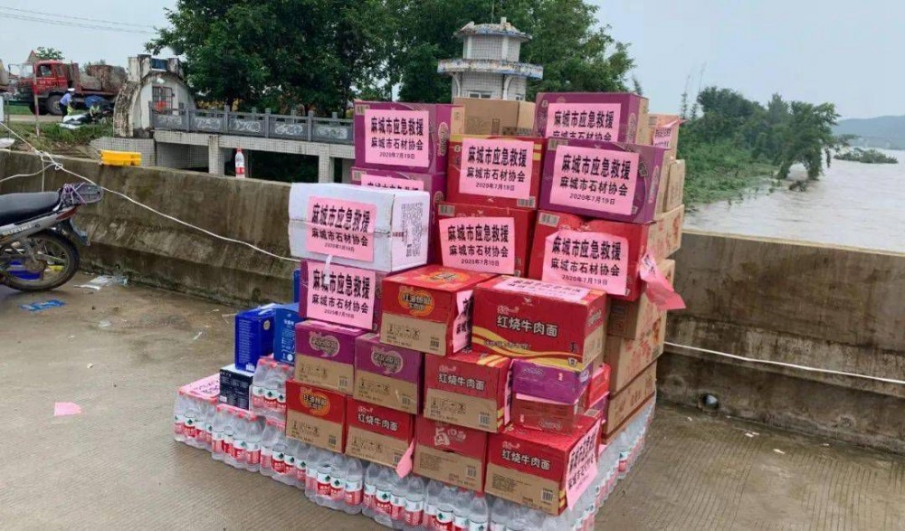 麻城發(fā)生重大塌方險情！麻城石材人無償運送5000方石材荒料進(jìn)行拋石固腳！點贊！