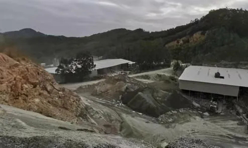福建泉州磊秀石材涂嶺礦山照證到期本應(yīng)復(fù)墾復(fù)綠，為何仍晝夜釆挖