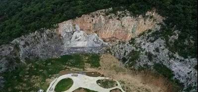湖北“變廢為寶”，花2.5億改廢棄采石場，建成我國最大山體雕像，當?shù)厝耍汉苡幸饬x 