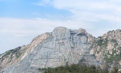 湖北“變廢為寶”，花2.5億改廢棄采石場，建成我國最大山體雕像，當?shù)厝耍汉苡幸饬x 