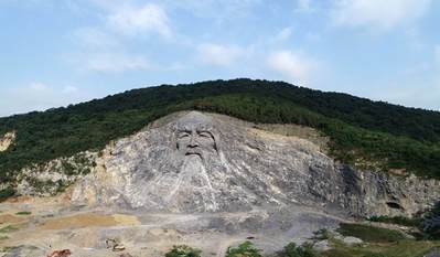 湖北“變廢為寶”，花2.5億改廢棄采石場，建成我國最大山體雕像，當?shù)厝耍汉苡幸饬x 
