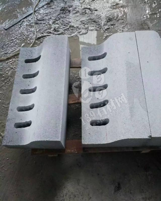 麻城張順利石材廠主要經(jīng)營湖北芝麻白、芙蓉白環(huán)境石，地鋪石，路延石，小方石